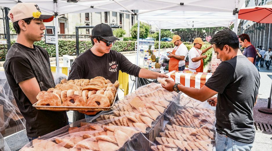 Dulces y saladas, de cajeta, camote, piña, crema o camarón. Las empanadas se convierten en un irresistible atractivo gastronómico, que llena de sabor y tradición el Centro de Guadalajara en Semana Santa. EL INFORMADOR/ A. Navarro