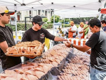 Dulces y saladas, de cajeta, camote, piña, crema o camarón. Las empanadas se convierten en un irresistible atractivo gastronómico, que llena de sabor y tradición el Centro de Guadalajara en Semana Santa. EL INFORMADOR/ A. Navarro
