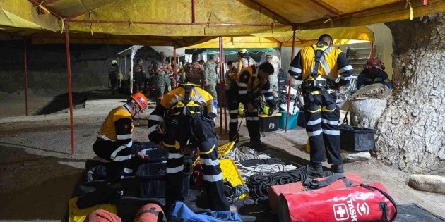 Rescatan con vida a uno de los cuatro mineros atrapados tras derrumbe en mina de Sinaloa