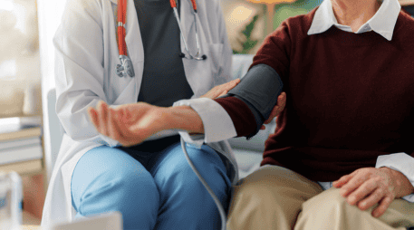 La evidencia de la ciencia es sumamente clara: modificar inteligentemente la dieta es el primer paso, y a menudo el más efectivo, para combatir la hipertensión arterial.  CANVA