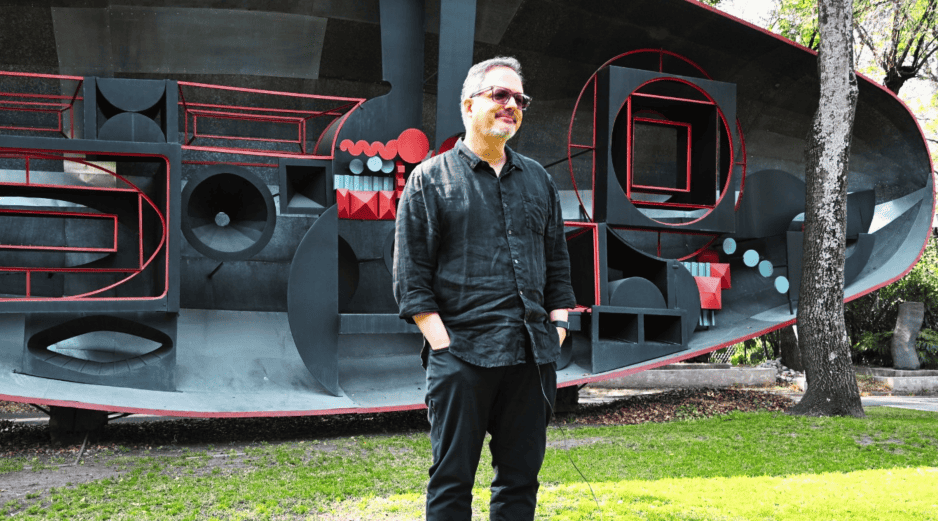 Rafael Lozano-Hemmer es un artista multimedia mexicano-canadiense que crea obras interactivas utilizando luces robóticas. ESPECIAL/INBAL/Gobierno de México