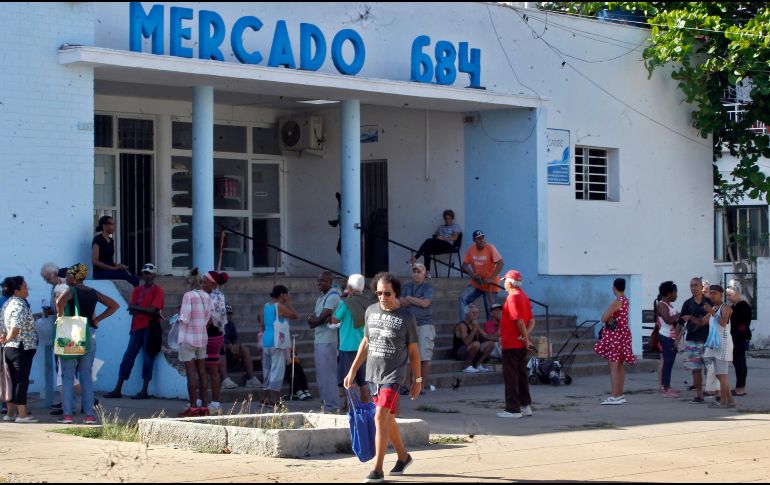 Personas esperan frente a un supermercado en La Habana; los apagones por falta de petróleo sólo impulsaron la inflación y el descontento en la isla. EFE/E. Mastrascusa