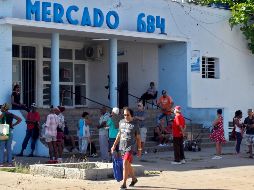 Personas esperan frente a un supermercado en La Habana; los apagones por falta de petróleo sólo impulsaron la inflación y el descontento en la isla. EFE/E. Mastrascusa