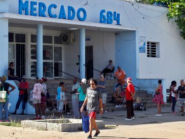 Personas esperan frente a un supermercado en La Habana; los apagones por falta de petróleo sólo impulsaron la inflación y el descontento en la isla. EFE/E. Mastrascusa