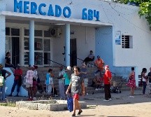 Personas esperan frente a un supermercado en La Habana; los apagones por falta de petróleo sólo impulsaron la inflación y el descontento en la isla. EFE/E. Mastrascusa