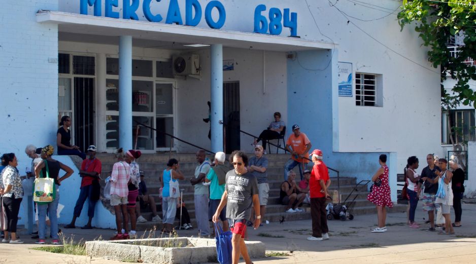 Personas esperan frente a un supermercado en La Habana; los apagones por falta de petróleo sólo impulsaron la inflación y el descontento en la isla. EFE/E. Mastrascusa