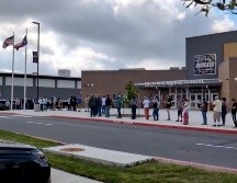 Esta imagen tomada de un video difundido por KSAT muestra a padres de familia afuera de la Escuela Secundaria Bulverde mientras esperan a reunirse con sus hijos. AP/KSAT