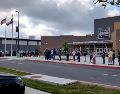 Esta imagen tomada de un video difundido por KSAT muestra a padres de familia afuera de la Escuela Secundaria Bulverde mientras esperan a reunirse con sus hijos. AP/KSAT