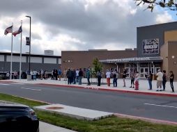 Esta imagen tomada de un video difundido por KSAT muestra a padres de familia afuera de la Escuela Secundaria Bulverde mientras esperan a reunirse con sus hijos. AP/KSAT