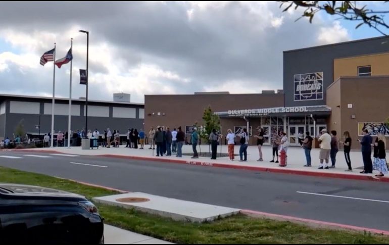 Esta imagen tomada de un video difundido por KSAT muestra a padres de familia afuera de la Escuela Secundaria Bulverde mientras esperan a reunirse con sus hijos. AP/KSAT