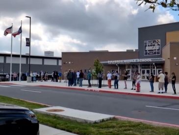 Esta imagen tomada de un video difundido por KSAT muestra a padres de familia afuera de la Escuela Secundaria Bulverde mientras esperan a reunirse con sus hijos. AP/KSAT