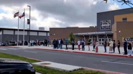 Esta imagen tomada de un video difundido por KSAT muestra a padres de familia afuera de la Escuela Secundaria Bulverde mientras esperan a reunirse con sus hijos. AP/KSAT