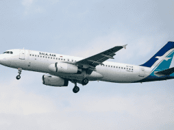 Los precios de boletos se dispararon, afectando más a las aerolíneas de bajo costo, donde el combustible representa una mayor proporción de los costos totales. CANVA