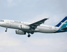 Los precios de boletos se dispararon, afectando más a las aerolíneas de bajo costo, donde el combustible representa una mayor proporción de los costos totales. CANVA