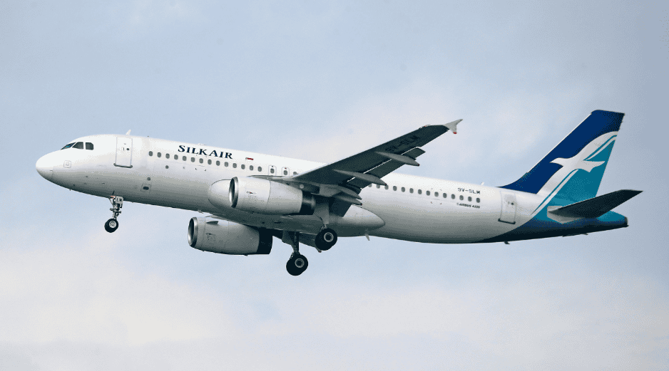 Los precios de boletos se dispararon, afectando más a las aerolíneas de bajo costo, donde el combustible representa una mayor proporción de los costos totales. CANVA