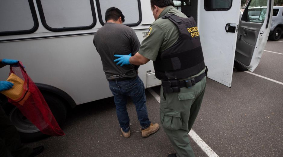 Las condiciones y la atención médica de los migrantes detenidos en el ICE se volvieron un importante tema de debate global. AP/ARCHIVO