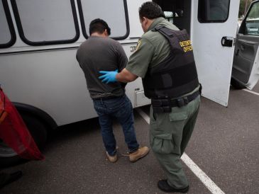 Las condiciones y la atención médica de los migrantes detenidos en el ICE se volvieron un importante tema de debate global. AP/ARCHIVO