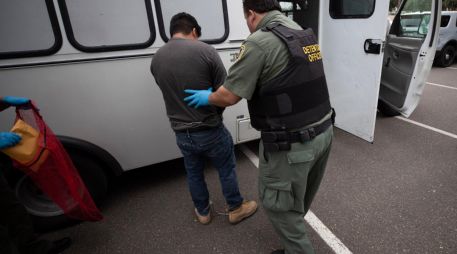 Las condiciones y la atención médica de los migrantes detenidos en el ICE se volvieron un importante tema de debate global. AP/ARCHIVO