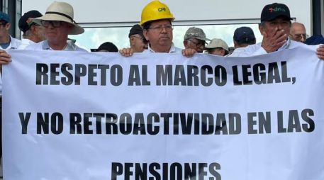 Un grupo de extrabajadores de la Comisión Federal de Electricidad (CFE) en el sureste se manifestó este lunes a las afueras del Congreso del Estado para expresar su rechazo a la iniciativa conocida como 