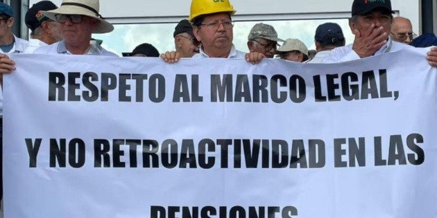 Extrabajadores de la CFE protestan contra "tope a pensiones doradas"