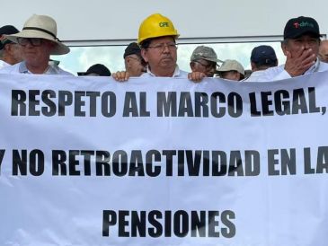 Un grupo de extrabajadores de la Comisión Federal de Electricidad (CFE) en el sureste se manifestó este lunes a las afueras del Congreso del Estado para expresar su rechazo a la iniciativa conocida como "tope a pensiones doradas", al considerar que vulnera sus derechos laborales. ESPECIAL