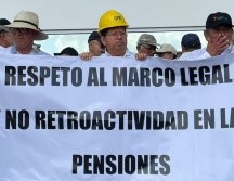 Un grupo de extrabajadores de la Comisión Federal de Electricidad (CFE) en el sureste se manifestó este lunes a las afueras del Congreso del Estado para expresar su rechazo a la iniciativa conocida como 
