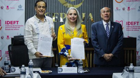 Autoridades de IDEFT y CEPRIJA durante la firma de convenio para impulsar capacitación laboral en Jalisco. CORTESÍA