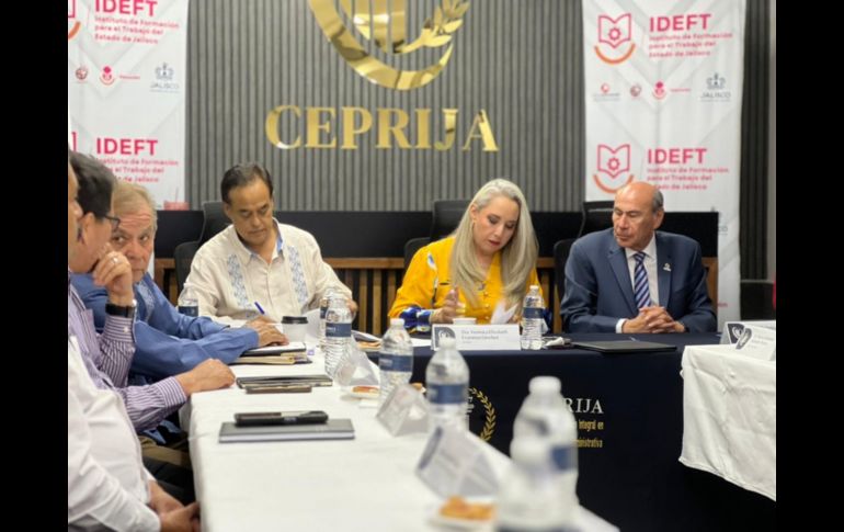 Autoridades de IDEFT y CEPRIJA durante la firma de convenio para impulsar capacitación laboral en Jalisco. CORTESÍA