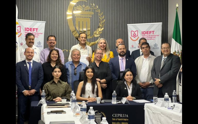 Autoridades de IDEFT y CEPRIJA durante la firma de convenio para impulsar capacitación laboral en Jalisco. CORTESÍA