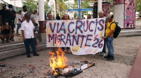 Migrantes prenden fuego a una figura alusiva al presidente de Estados Unidos, Donald Trump, durante un viacrucis en Chiapas. EFE/J. Blanco