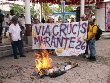 Migrantes prenden fuego a una figura alusiva al presidente de Estados Unidos, Donald Trump, durante un viacrucis en Chiapas. EFE/J. Blanco