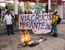 Migrantes prenden fuego a una figura alusiva al presidente de Estados Unidos, Donald Trump, durante un viacrucis en Chiapas. EFE/J. Blanco