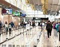 Viajeros transitan por filtros de seguridad con menor afluencia en el Aeropuerto Ronald Reagan de Washington, tras el pago de salarios atrasados a agentes de seguridad, lo que ayudó a reducir filas. AFP