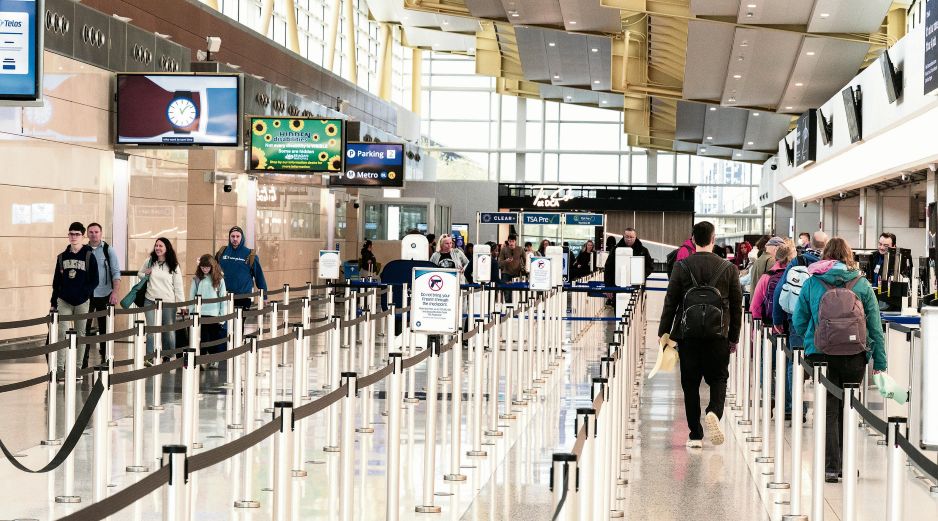 Viajeros transitan por filtros de seguridad con menor afluencia en el Aeropuerto Ronald Reagan de Washington, tras el pago de salarios atrasados a agentes de seguridad, lo que ayudó a reducir filas. AFP