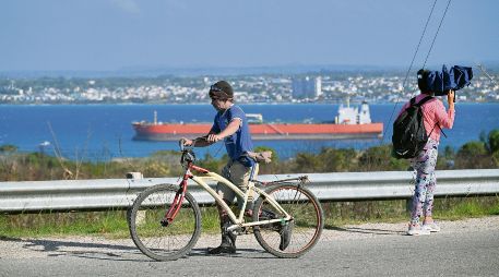 Un ciudadano cubano observa un buque petrolero, en medio de la crisis energética que enfrenta la isla. AFP