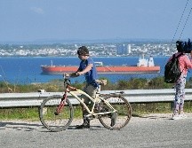 Un ciudadano cubano observa un buque petrolero, en medio de la crisis energética que enfrenta la isla. AFP