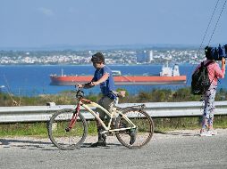 Un ciudadano cubano observa un buque petrolero, en medio de la crisis energética que enfrenta la isla. AFP