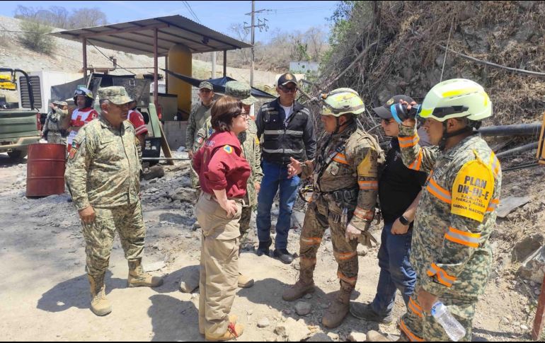 Brigadistas rescataron con vida a uno de los mineros atrapados en la mina Santa Fe, en El Rosario, y continúan la búsqueda de los otros tres trabajadores. SUN