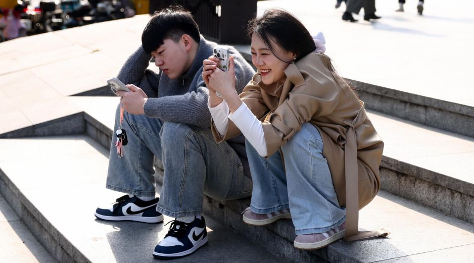 Los elementos estructurales de las plataformas que buscan maximizar el tiempo de permanencia de los usuarios. EFE/W. Hao