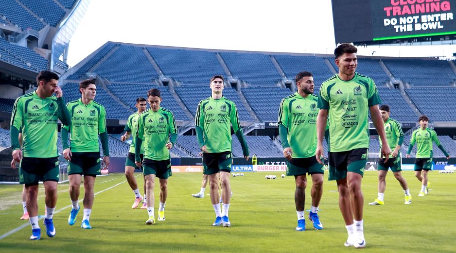 Jugadores de la selección de México entrenan en el estadio Soldier Field de Chicago, previo al juego contra Bélgica. EFE/C. Ramírez