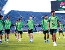 Jugadores de la selección de México entrenan en el estadio Soldier Field de Chicago, previo al juego contra Bélgica. EFE/C. Ramírez