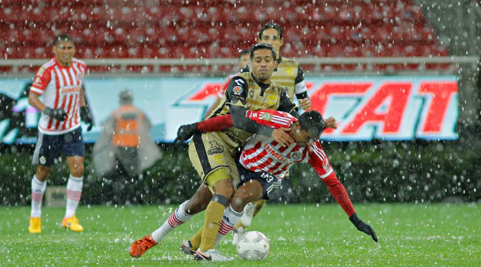 En 2016, mientras se disputaba un partido de la Copa MX entre Chivas y Dorados, el Estadio Chivas (hoy Estadio AKRON) se cubrió de una capa blanca. IMAGO7