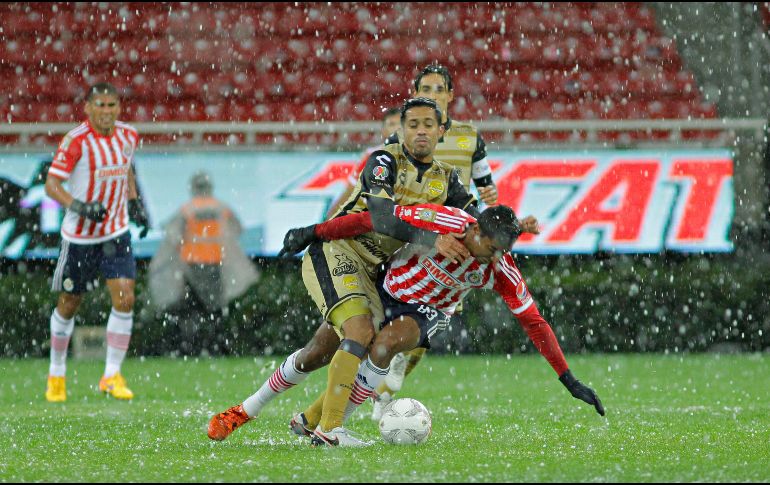En 2016, mientras se disputaba un partido de la Copa MX entre Chivas y Dorados, el Estadio Chivas (hoy Estadio AKRON) se cubrió de una capa blanca. IMAGO7