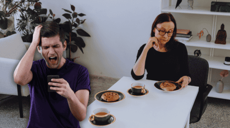 El tercer puesto de este deshonroso listado lo ocupan aquellas personas que permanecen totalmente absortas en su teléfono celular. ESPECIAL / CANVA