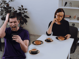 El tercer puesto de este deshonroso listado lo ocupan aquellas personas que permanecen totalmente absortas en su teléfono celular. ESPECIAL / CANVA