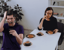 El tercer puesto de este deshonroso listado lo ocupan aquellas personas que permanecen totalmente absortas en su teléfono celular. ESPECIAL / CANVA