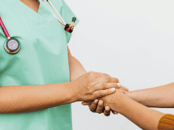 Estas prácticas, aunque suelen mencionarse en el mismo contexto, no significan lo mismo dentro del marco de los derechos humanos ni en la atención médica al final de la vida. CANVA