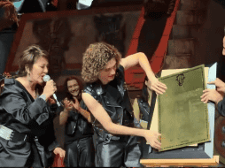 Todo ocurrió cuando Guzmán retiró la tela que cubría el reconocimiento con un “fuerte jalón”. ESPECIAL