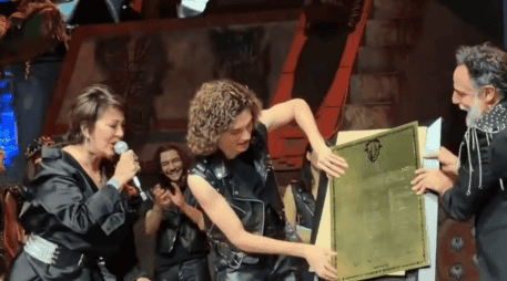 Todo ocurrió cuando Guzmán retiró la tela que cubría el reconocimiento con un “fuerte jalón”. ESPECIAL