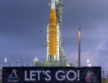 Fotografía cedida por la NASA donde se muestra el cohete del Sistema de Lanzamiento Espacial (SLS) y la nave espacial Orion de la misión Artemis II este martes, sobre una plataforma de lanzamiento móvil en el Complejo de Lanzamiento 39B del Centro Espacial Kennedy en Cabo Cañaveral (Estados Unidos). EFE/ B. Ingalls /NASA